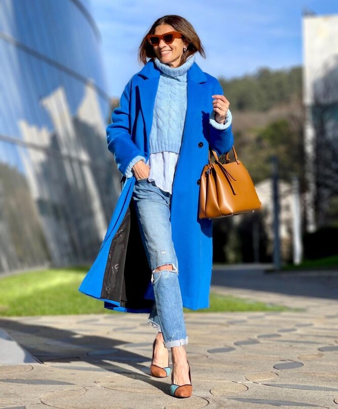Женщинам старше 50 лет при выборе верхней одежды стоит обратить внимание на яркое пальто