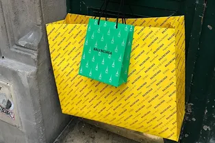 Что дальше? Balenciaga будут продавать «поношенную» сумку за 345 тысяч рублей Что дальше? Balenciaga будут продавать «поношенную» сумку за 345 тысяч рублей