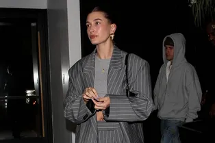 Костюм как у Хейли Бибер должен быть в гардеробе каждой девушки в 2023 году. И вот почему