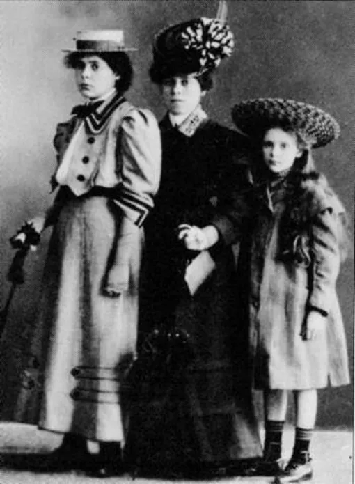 Лиля с мамой и сестрой Эльзой