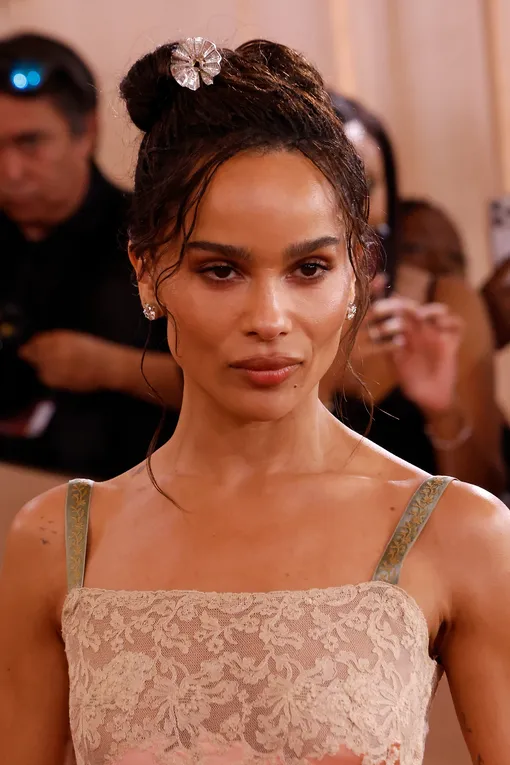 Макияж и прическа Зои Кравиц с Золотого Глобуса 2026