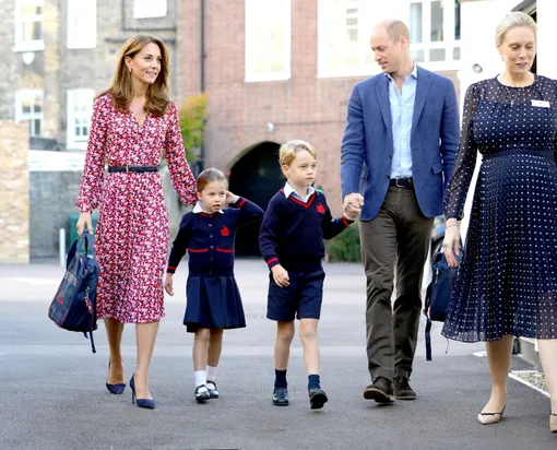 Герцоги Кембриджские отводят старших детей в школу