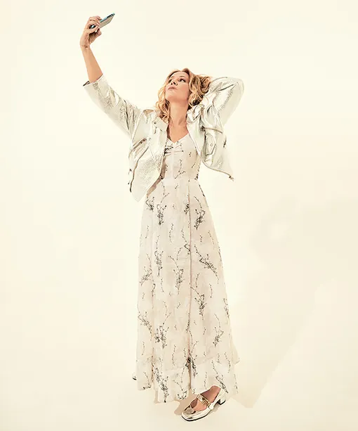 На Нике: платье из органического льна и хлопка, H&M Conscious Exclusive; кожаная куртка, Alexander Terekhov; кожаные туфли, Dior На Нике: платье из органического льна и хлопка, H&M Conscious Exclusive; кожаная куртка, Alexander Terekhov; кожаные туфли, Dior