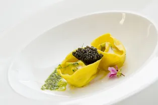Тортелло с карпаччо из омаров и икрой от Гордона Рамзи Тортелло с карпаччо из омаров и икрой от Гордона Рамзи