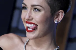 Друзья Майли Сайрус уверены, что певица беременна