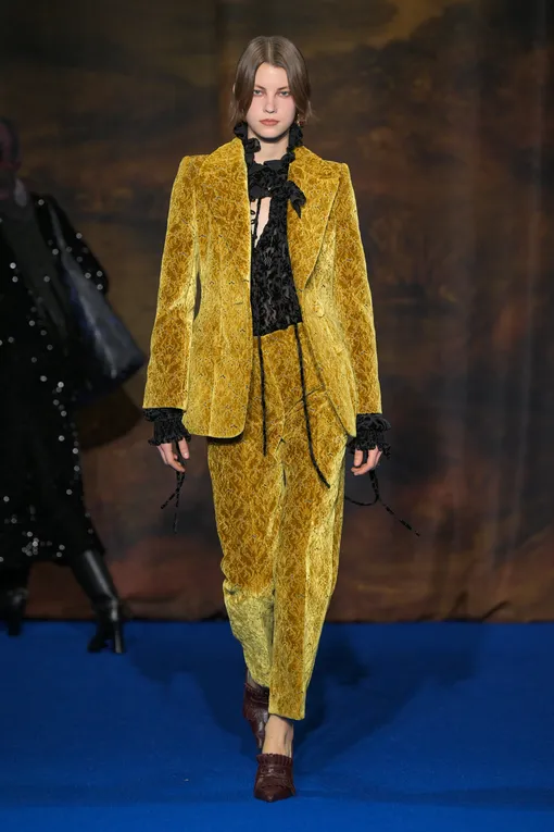 Burberry, осень-зима 2025-2026 Горчичный в моде осенью 2025