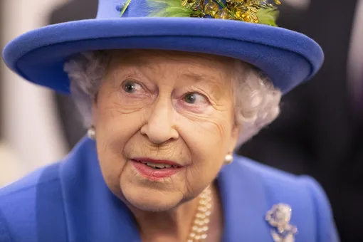 Ваше высочество элегантность: Елизавета II ест бананы не как все