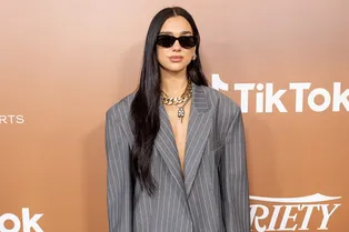 Как выглядит самый модный брючный костюм-2023 — отвечает Дуа Липа