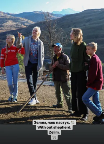 Наталья Водянова с детьми пасут овец во Владикавказе