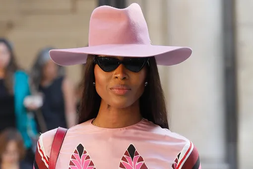 Наоми Кэмпбелл в этническом платье и розовой шляпе побывала на показе Valentino