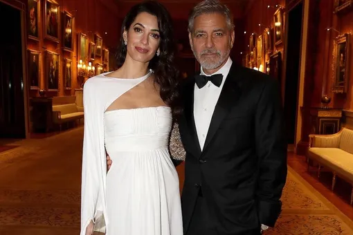 Амаль Клуни в белоснежном платье очаровала принца Чарльза