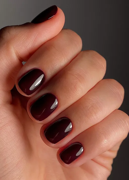 Маникюр в бордовых тонах