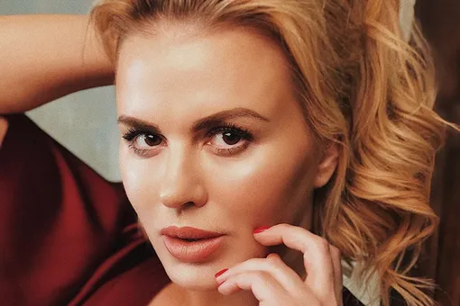 Total white и алая помада: Анна Семенович показала яркий образ