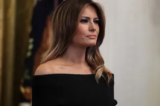 Новый повод: над Меланией Трамп смеются из-за солнцезащитных очков Новый повод: над Меланией Трамп смеются из-за солнцезащитных очков