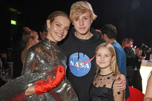 Муж и дети поддержали Наталью Водянову на благотворительном «марсианском» вечере