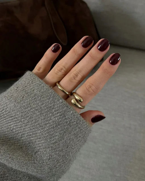 Модный бордовый маникюр