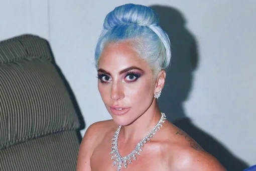 Леди Гага в экстремально коротких шортах и уггах позировала на полу