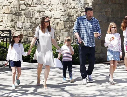 Бен Аффлек и Дженнифер Гарнер с детьми Бен Аффлек и Дженнифер Гарнер с детьми