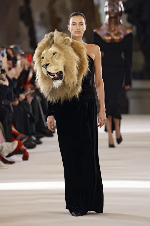 Показ Schiaparelli весна -лето 2023 Показ Schiaparelli весна -лето 2023