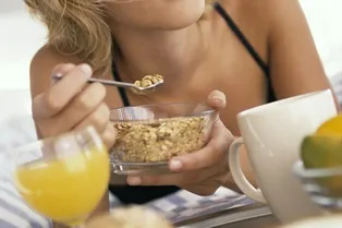 Наташа Богданкевич готовит вечерний завтрак