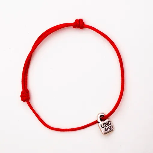 Красный браслет-нить с подвеской в виде посеребренного символа бренда — подвесного замочка UNOde50