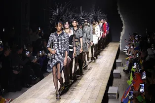 Новую коллекцию Moschino легко перепутать с другим известным брендом: как так получилось