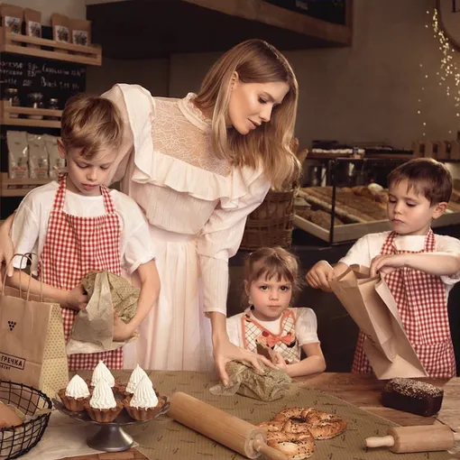 Елена Перминова с детьми в пекарне Len & Grechka