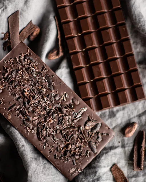 Темный шоколад богат теобромином, который является мягким стимулятором, похожим на кофеин.