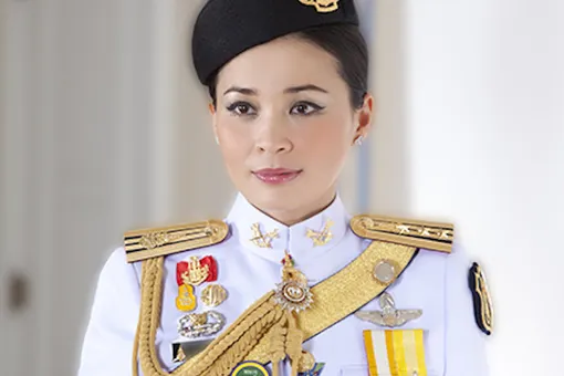 Новая королева Тайланда позировала в национальном костюме и военной форме