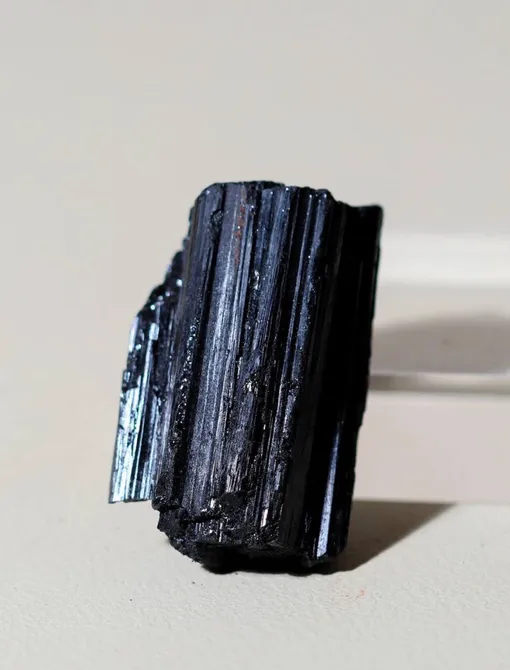 Черный турмалин: камень для защиты дома