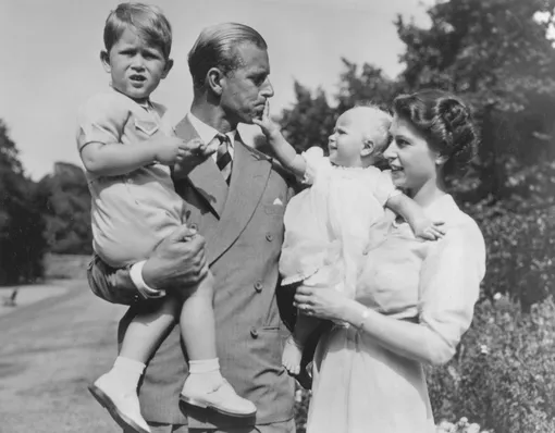 Королева Елизавета II и принц Филипп с детьми, 1951