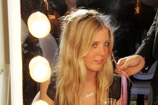 Британский бренд JOHN FRIEDA® празднует 25 лет преображения волос...