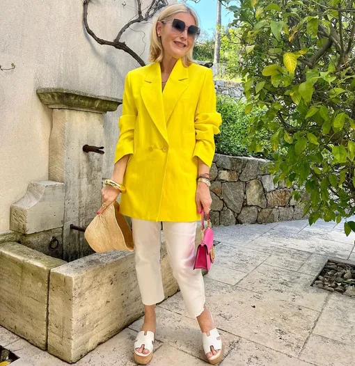 Цветной пиджак + укороченные светлые брюки — стильный образ для женщины после 50 лет