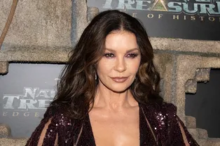 53-летняя Кэтрин Зета-Джонс примерила пикантный комбинезон с прозрачными вставками