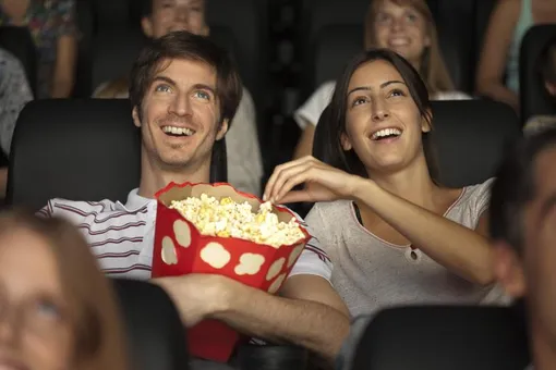 Почему в кинотеатре принято есть попкорн