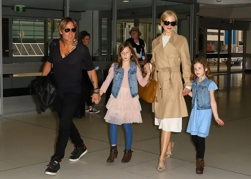 Кит Урбан и Николь Кидман с дочерьми в аэропорту Сиднея