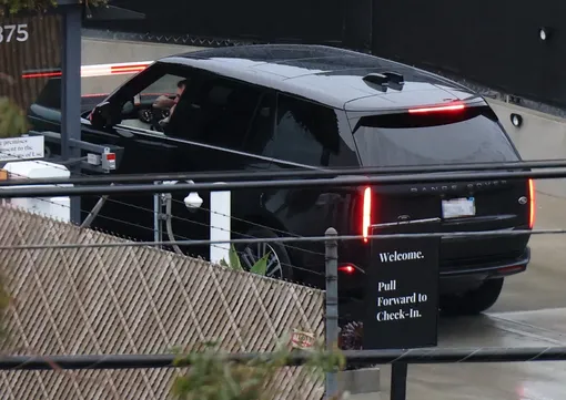 Машину принца Гарри запечатлели рядом с аэропортом Лос-Анджелеса