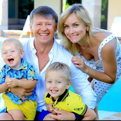 Сергей Исаев с женой и детьми