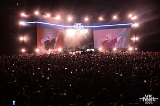 СТАЛИ ИЗВЕСТНЫ ИМЕНА ЗВЕЗД, КОТОРЫЕ ПРОЙДУТСЯ ПО СИНЕЙ КОВРОВОЙ ДОРОЖКЕ VK FEST