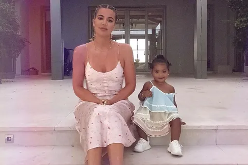 Хлои Кардашьян составила парный пастельный look с годовалой дочерью Хлои Кардашьян составила парный пастельный look с годовалой дочерью