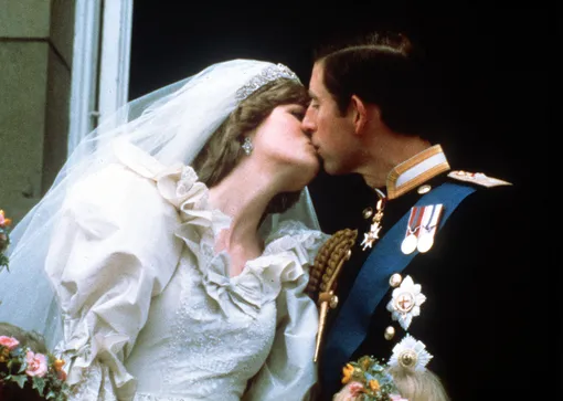 Свадебный поцелуй принцессы Дианы и принца Чарльза, 1981 г