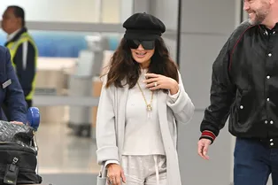 Длинное пальто + свободные брюки: теплая и стильная комбинация от Сальмы Хайек