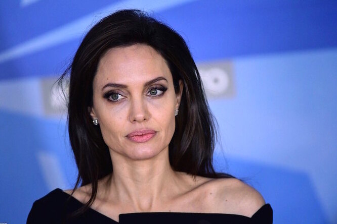 Анджелина Джоли работает на износ, чтобы не думать о процессе развода