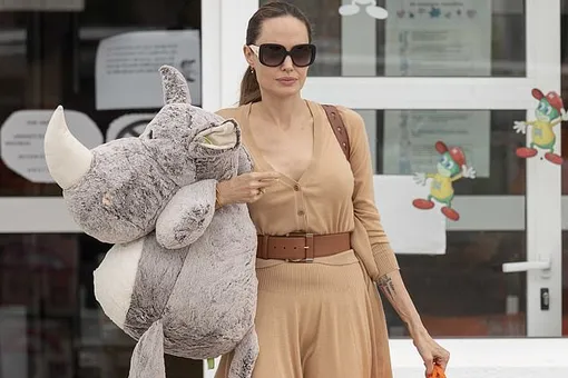 Анджелина Джоли в наряде из бежевого трикотажа купила подарки детям