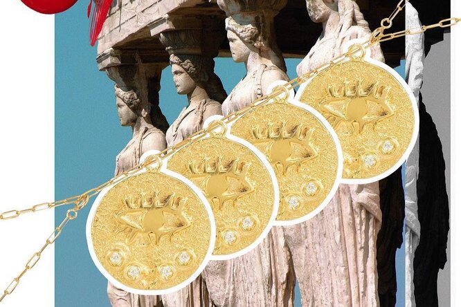 Старинные монеты, смешные рожицы и гербарии: подборка украшений на лето