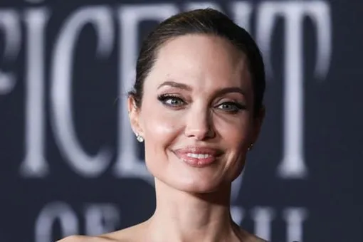 Анджелина Джоли снялась обнаженной для обложки глянца