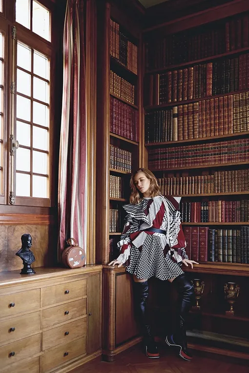 На Светлане: шелковое платье, кожаные ботфорты – все Louis Vuitton. Кожаная сумка, Louis Vuitton.