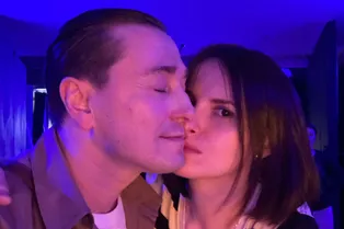 «Ждем-с третьего»: Сергей Безруков показал беременную Анну Матисон и детей в особый день