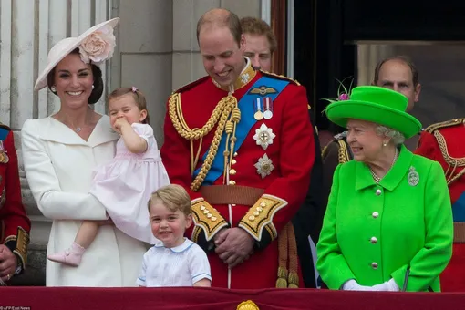 Кейт Миддлтон и принц Уильям с детьми и Елизавета II