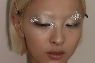 8 идей новогоднего макияжа с сияющими акцентами, которые легко повторить